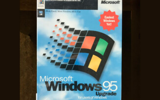 Fotografia do primeiro Windows 95 já feito.