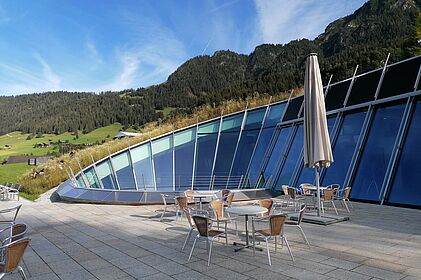 moderner Sitzbereich mit Bergen im Hintergrund