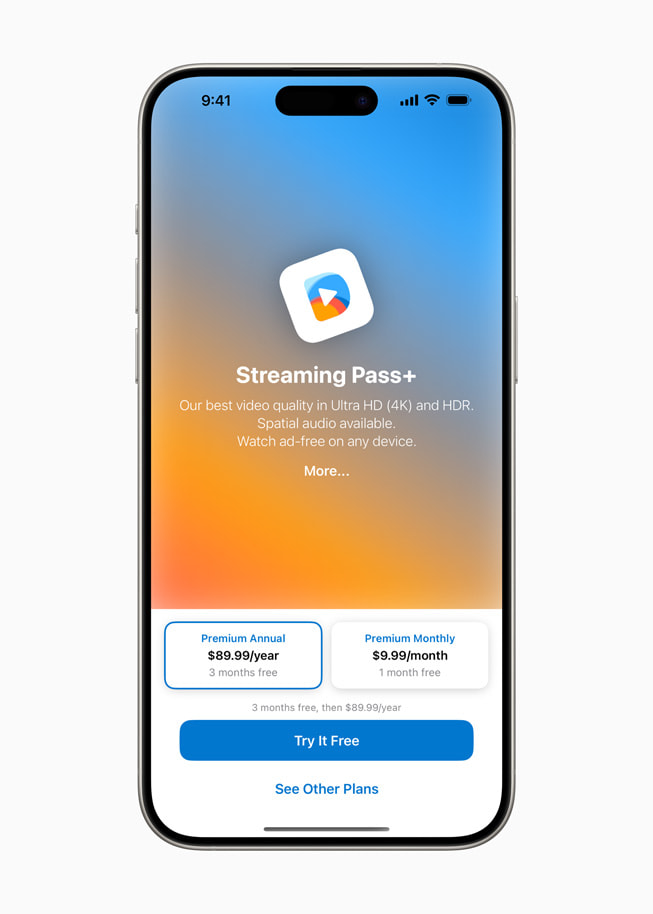 iPhone 15 Pro 上显示着 Streaming Pass+。