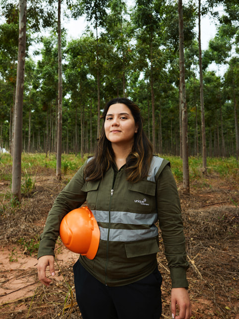 Belén Osario staat in het bos met een helm in haar hand.