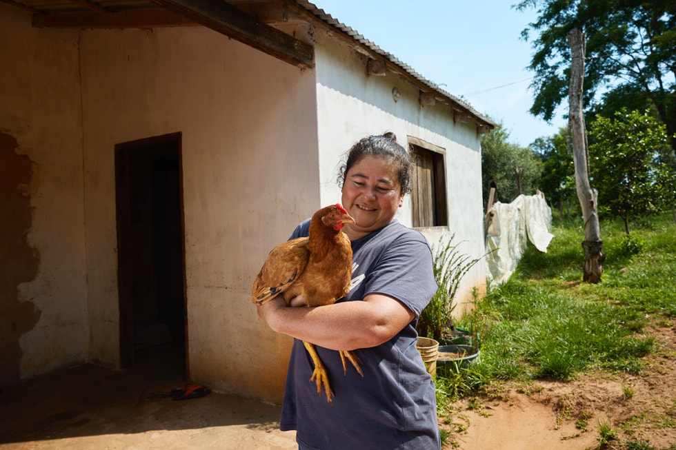 Graciela Gimenez tient une poule dans ses bras.