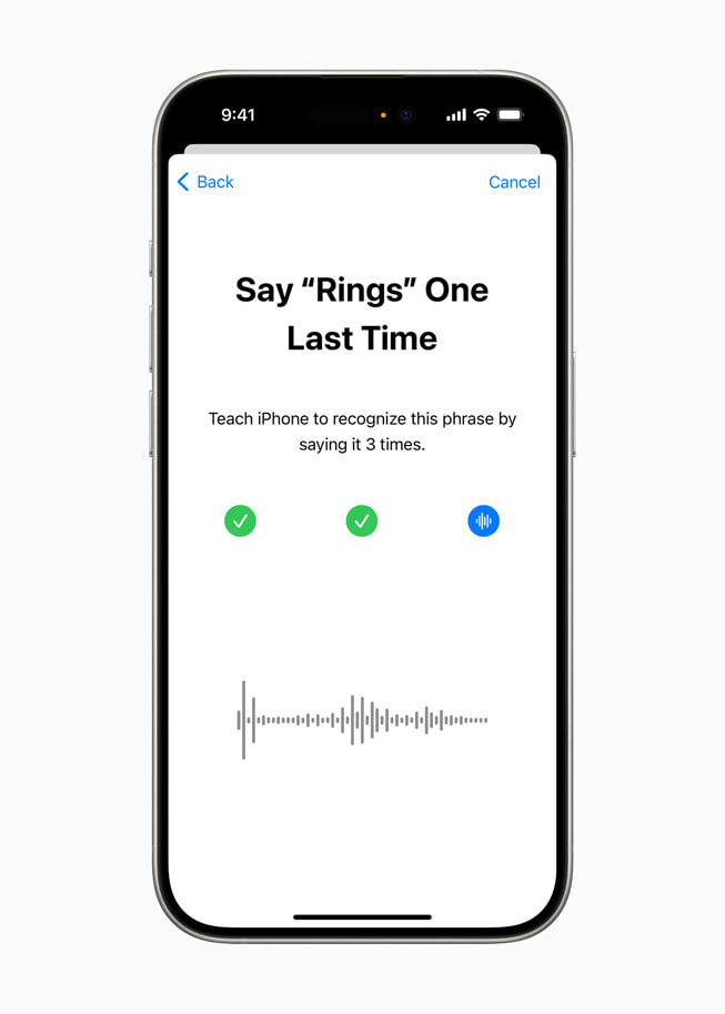 iPhone 15 Pro에서, "Say 'Rings' One Last Time"이라는 문구가 표시되고, 사용자에게 iPhone이 문구를 인식하는 방법을 학습할 수 있도록 세 번 읽으라는 메시지가 표시된 화면.