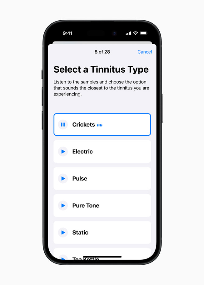 Un iPhone 15 Pro muestra una pantalla del Estudio de Apple sobre la audición que dice: "Selecciona un tipo de tinnitus", seguido de las opciones: Grillos, Eléctrico, Pulso, Tono puro, Estático y Tetera.