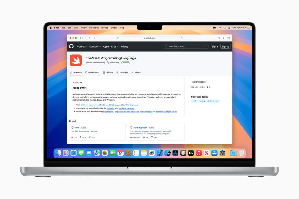 완전히 새로운 Swift 전담 GitHub 조직을 보여주는 MacBook Pro 14.