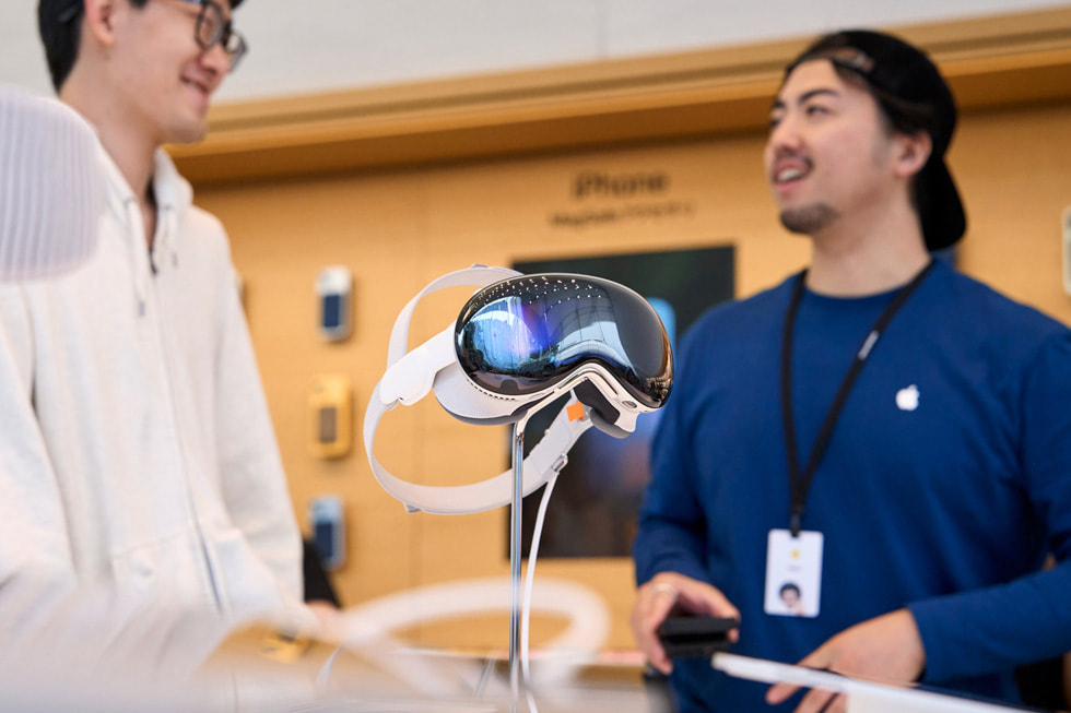 A customer and a team member chat near the store’s Apple Vision Pro display.