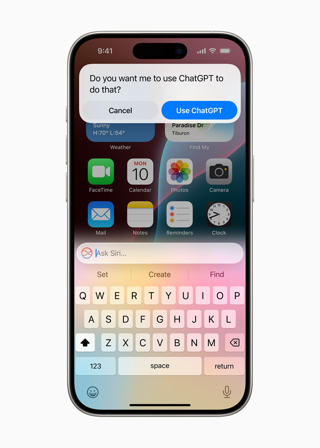 Em um iPhone 15 Pro, a Siri responde à solicitação de um usuário perguntando “Você quer que eu use o ChatGPT para fazer isso?”