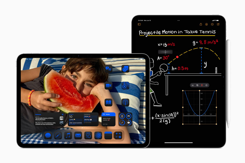 Terlihat dua perangkat iPad Pro pada gambar, satu perangkat menampilkan Layar Home yang disesuaikan dan perangkat lainnya menampilkan Catatan Matematika.