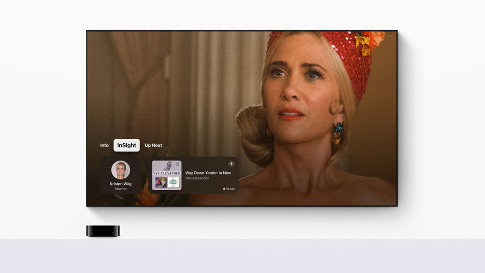 Eine Szene aus der Apple TV+ Serie „Palm Royale“ auf Apple TV mit der aktivierten InSight-Funktion.