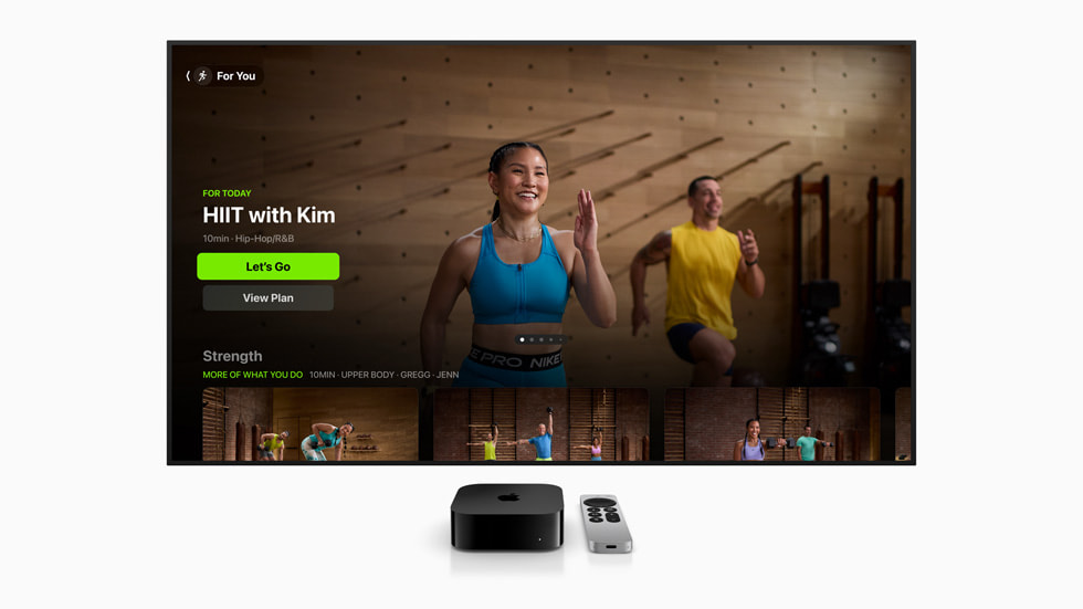 Layar olahraga Fitness+ untuk olahraga HIIT ditampilkan di TV menggunakan Apple TV 4K.