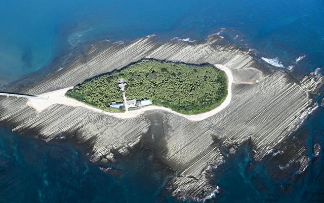 鬼の洗濯板　約1500万～3000万年前に海中で出来た水成岩（砂岩と泥岩の累層）が隆起し、長い間の波食によってできた=2024年11月30日、朝日新聞社ヘリから、日吉健吾撮影