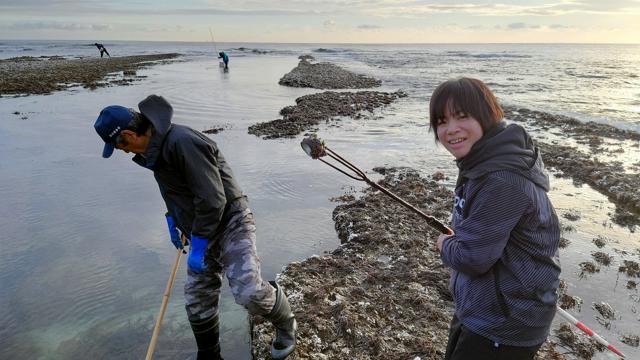 避難生活にも少し余裕が出てきたころ、支援物資のお礼にと、馬場千遥さん（右）ら狼煙の人たちは隆起した海岸でサザエをとった=2024年2月10日、石川県珠洲市狼煙町、馬場千遥さん提供