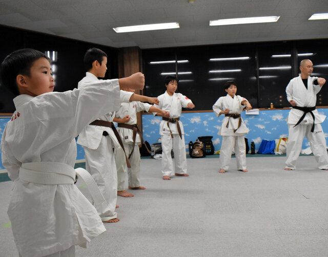 長谷川允也さん（右）が開くノーティーカラテアカデミーの練習