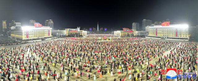 2025年1月1日、新年を迎えて平壌の金日成広場で行われた国旗掲揚式。朝鮮中央通信が伝えた=朝鮮通信