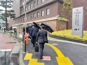 東京女子医大に家宅捜索に入る警視庁の捜査員ら=2024年3月29日午前8時30分ごろ、東京都新宿区河田町、三井新撮影