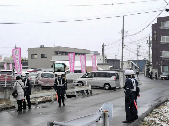 殺人未遂容疑で逮捕された矢口雄資容疑者の自宅に通じる道路には警察官が配置され、関係者以外は近づけなくなっていた=2025年1月26日朝、長野市西尾張部、遠藤和希撮影