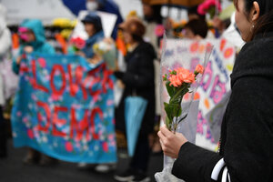 花を手にフラワーデモに参加する人たち=2020年3月8日、東京都調布市、恵原弘太郎撮影