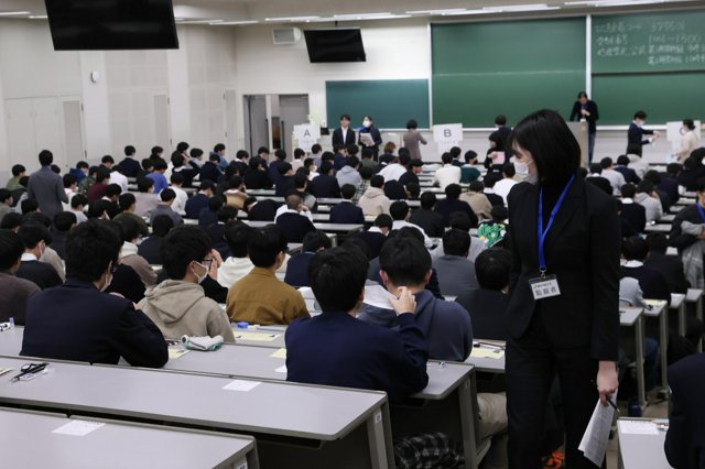 大学入学共通テストを受ける受験生=2025年1月18日午前9時4分、兵庫県西宮市、有元愛美子撮影