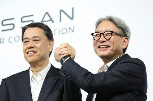 経営統合協議入りの会見を終え、握手する日産の内田誠社長（左）とホンダの三部敏宏社長=2024年8月1日午後5時3分、東京都中央区、上田幸一撮影