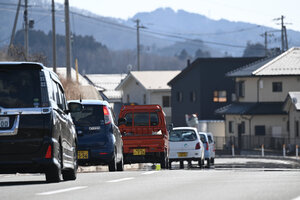 赤崎町の大立、永浜、清水、蛸ノ浦地域の避難指示が解除され、続々と車で自宅へ戻る住民ら=2025年3月9日午後1時25分、岩手県大船渡市赤崎町大立、小宮健撮影