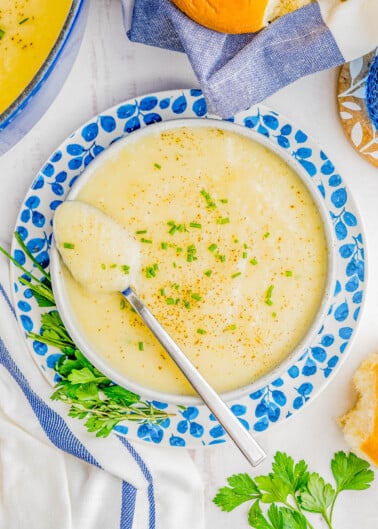 Easy Potato Leek Soup - Learn how to make this classic soup recipe that's ready in 30 minutes! Made in one pot with simple ingredients. A hearty comfort food soup that's just creamy enough without being too heavy. A crowd-favorite recipe for the BEST and EASIEST potato leek soup!