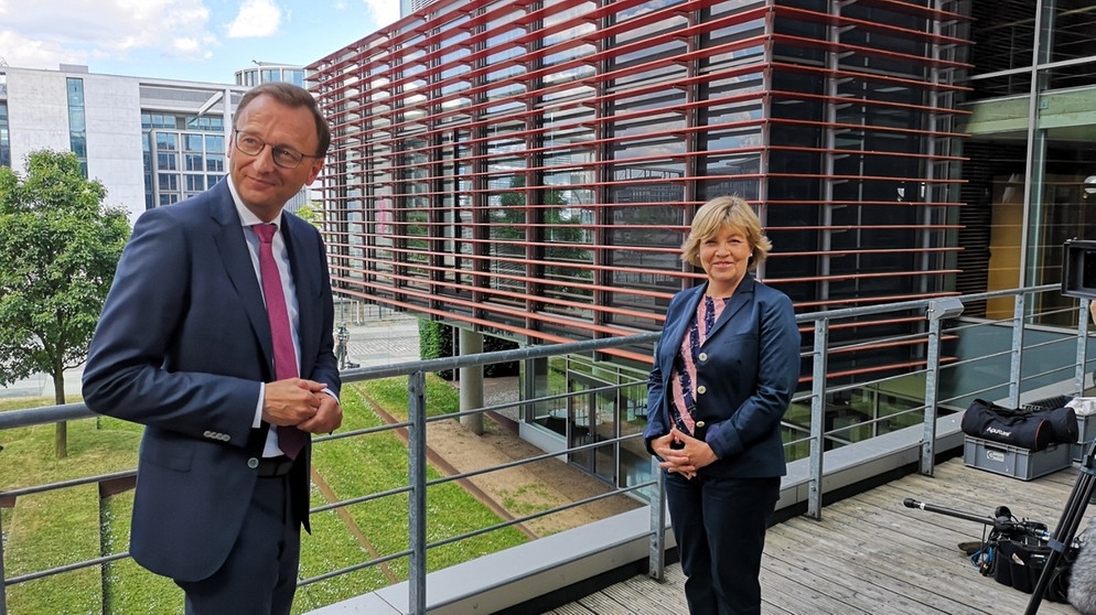 Der Bundestagsabgeordnete Josef Oster (CDU) aus Koblenz, Mitglied im Petitionsausschuss des Deutschen Bundestages, und Prof. Dr. Andrea Römmele, Professorin für Politische Kommunikation an der Hertie School of Governance in Berlin  | Bild: BR/Stefan Zanev