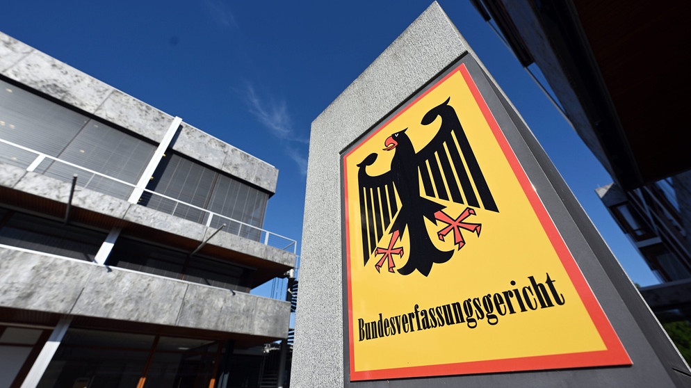 Ein Hinweisschild mit Bundesadler und dem Schriftzug «Bundesverfassungsgericht», aufgenommen vor dem Bundesverfassungsgericht.  | Bild: dpa-Bildfunk/Uli Deck