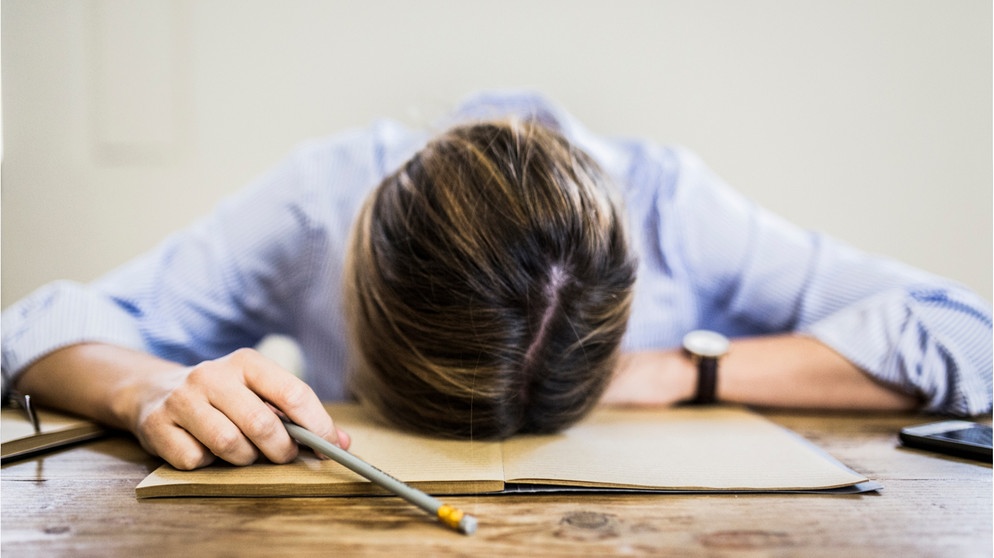 Frau schläft auf Schreibtisch | Bild: Getty Images / Wochit