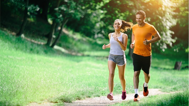 Mann und Frau beim Joggenn in der Natur. Körperliche Bewegung, Ausdauersport hält das Immunsystem fit.  | Bild: Wochit / Getty Images