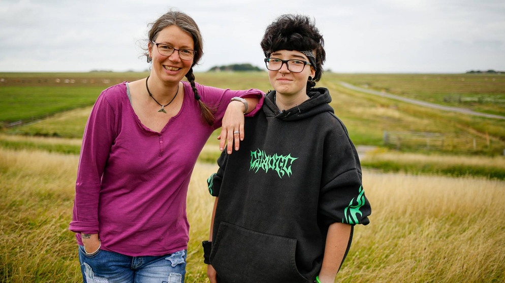 Sandra und ihr Kind Alex (17).  | Bild: NDR/ Manfred Uhlig 