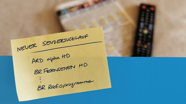 Ein Post-It mit der Notiz: Neuer Sendersuchlauf ARD alpha HD, BR Fernsehen ... Radioprogramme. Eine TV Zeitschrift und die Fernbedienung sind im Hintergrund zu sehen.. | Bild: BR / Christine Loistl