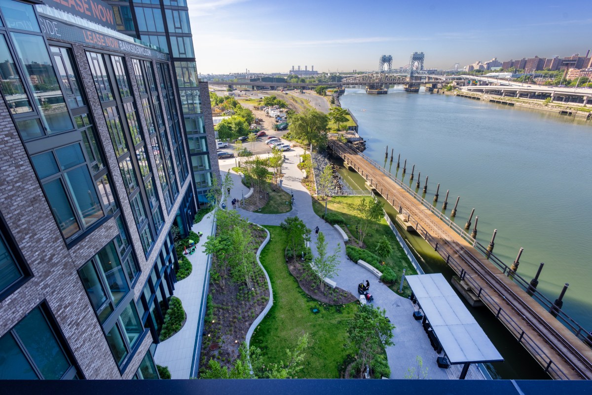 The Bankside Park, park of the 4.3-acre Bankside development, features a natural waterfront landscape. Photo Jakob Dahlin