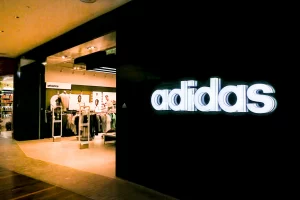Adidas (Foto: https://depositphotos.com)