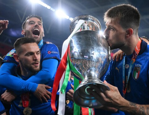 Italy's defender Francesco Acerbi poses with the European Championship trophy after Italy won the UEFA EURO 2020 final football match between Italy and England at the Wembley Stadium in London on July 11, 2021. (Photo by Laurence Griffiths / POOL / AFP) Foto: LAURENCE GRIFFITHS