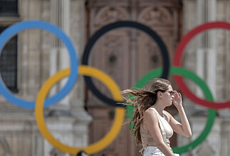 FILE - A woman passes by the Olympic rings at the City Hall in Paris, Monday, July 25, 2022. Paris Olympic organizers appointed prize-winning French theater director Thomas Jolly on Wednesday Sept. 21, 2022 to direct the opening and closing ceremonies of the 2024 Games and Paralympics. (AP Photo/Lewis Joly, File) Foto: Lewis Joly