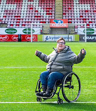 20240410, Fredrikstad. Marius Hulsrøj er Fredrikstad-supporter. Han er født med ryggmarksbrokk og tidligere alkoholisert. FFK gir ham en mening i livet. Foto: Yngve Sem Pedersen / TV 2