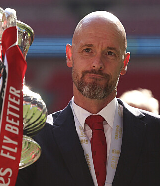 Manchester United's head coach Erik ten Hag celebrates with the trophy after winning the English FA Cup final soccer match between Manchester City and Manchester United at Wembley Stadium in London, Saturday, May 25, 2024. (AP Photo/Ian Walton) Foto: Ian Walton