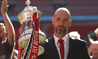 Manchester United's head coach Erik ten Hag celebrates with the trophy after winning the English FA Cup final soccer match between Manchester City and Manchester United at Wembley Stadium in London, Saturday, May 25, 2024. (AP Photo/Ian Walton) Foto: Ian Walton