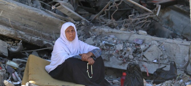 A Palestinian woman sits amid the rubble of a building in the Jabalia refugee camp in the northern Gaza Strip, as she returned briefly with people who sought to check on their homes on May 31, 2024, amid the ongoing conflict between Israel and the militant group Hamas. (Photo by Omar AL-QATTAA / AFP) Foto: OMAR AL-QATTAA