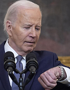 President Joe Biden checks his watch before delivering remarks on the verdict in former President Donald Trump's hush money trial and on the Middle East, from the State Dining Room of the White House, Friday, May 31, 2024, in Washington. (AP Photo/Evan Vucci) Foto: Evan Vucci