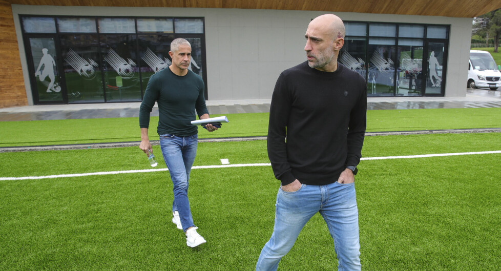 Albania's coach Sylvio Mendes De Campo of Brazil, background, and his assistant Argentinian Pablo Zabaleta attend an interview with the Associated Press in Tirana, Albania, Wednesday, Nov. 22, 2022. Taking it into the Euro 2024 finals was a dream come true for Albania's Latin coaches. Their next challenge is 'a good play' at the finals in Germany and turning it into strong team. (AP Photo/Armando Babani) Foto: Armando Babani