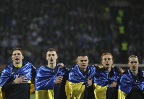 Ukrainian players sign the national anthem prior to the Euro 2024 playoff soccer match between Bosnia and Ukraine in Zenica, Bosnia, Thursday, March 21, 2024. (AP Photo/Armin Durgut) Foto: Armin Durgut