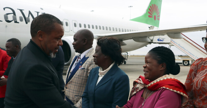 Malawi Vice President Saulos Chilima, left, greets government officials upon his return from South Korea in Lillongwe, Sunday, June 9, 2024. A military plane carrying Malawi's vice president and nine others went missing Monday and a search was underway, the president's office said. The plane carrying 51-year-old Vice President Saulos Chilima left the capital, Lilongwe, but failed to make its scheduled landing at Mzuzu International Airport about 370 kilometers (230 miles) to the north around 45 minutes later. (AP Photo) Foto: STR