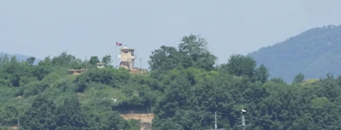 En nordkoreansk militærpost kan ses øverst i bildet og en sørkoreansk militærpost nederst. Bildet er tatt fra Paju i Sør-Korea, like ved grensen. Foto: Ahn Young-joon / AP / NTB