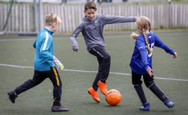 Flere og flere nordmenn spiller fotball. Foto: Gorm Kallestad / NTB