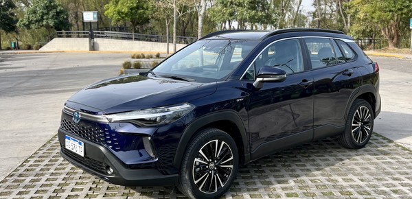 Análisis del nuevo Toyota Corolla Cross híbrido: el SUV por el que la gente espera