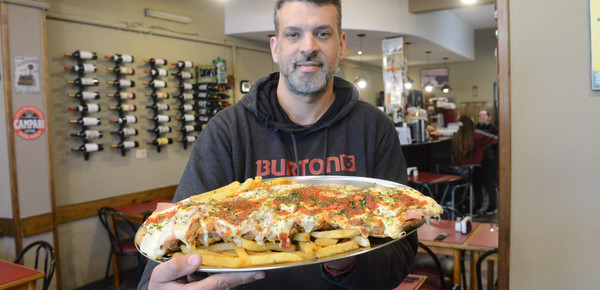 El secreto mejor guardado de Floresta: el bodegón que hace una milanesa de entraña colosal, mide medio metro