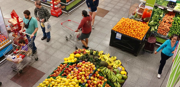 La inflación de octubre sería una de las más bajas en tres años, pero se prende una alarma en alimentos