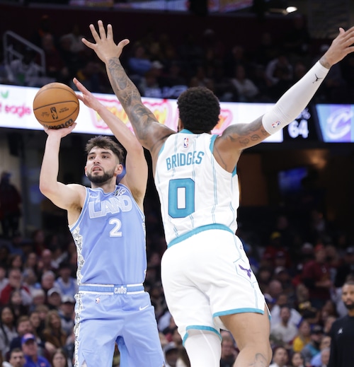 Cavaliers guard Ty Jerome (2) makes a three-point shot