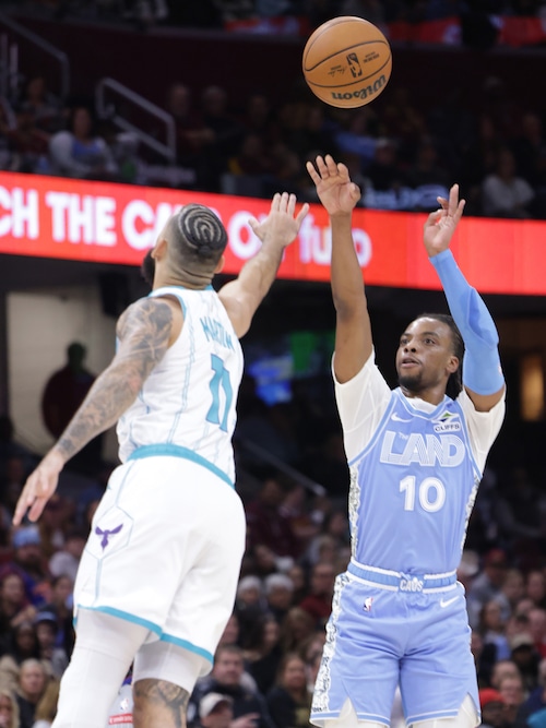 Cavaliers guard Darius Garland (10) pus up a three pointer