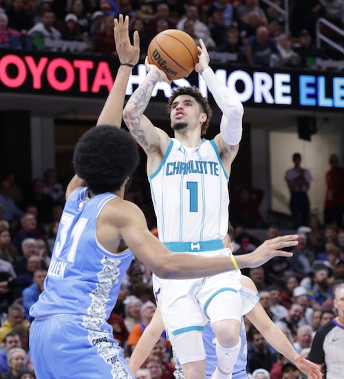 Hornets guard LaMelo Ball (1) puts up a shot